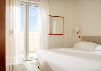 Suite mit zwei verbundenen Schlafzimmern und direktem Meerblick
