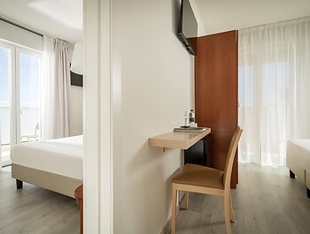 Suite con due camere comunicanti e vista mare frontale