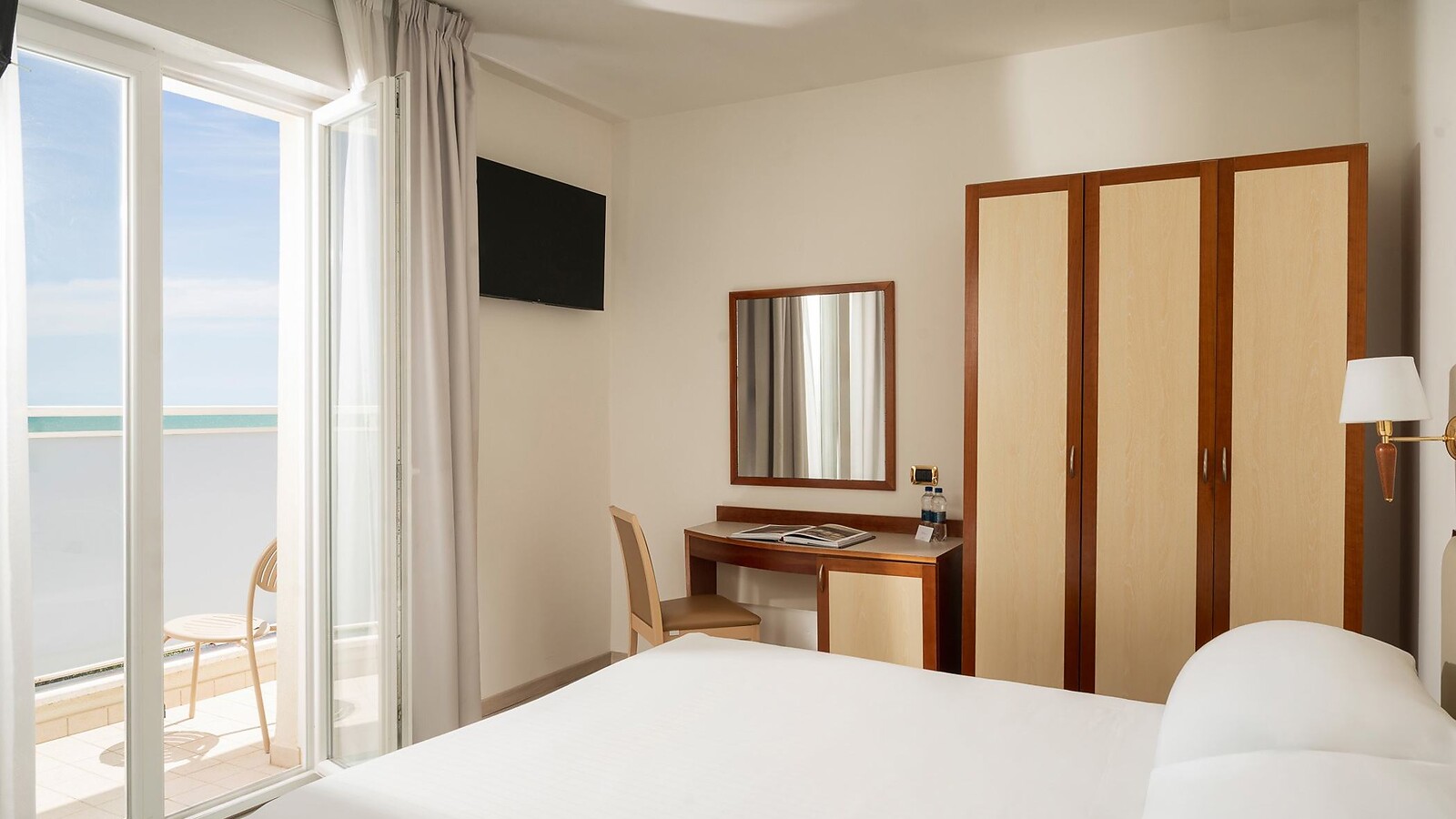 Suite with Two Connecting Bedrooms and Direct Sea View